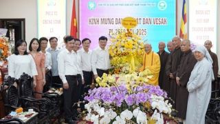 Công an TP Huế chúc mừng Đại lễ Phật đản năm 2025