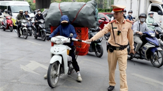 CSGT xử lý shipper chở hàng cồng kềnh, che lấp biển số