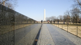 Âm dương một bức tường