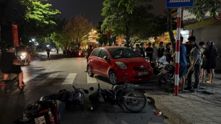 Hà Nội: Truy tìm tài xế ô tô tông liên tiếp 6 xe máy rồi bỏ đi