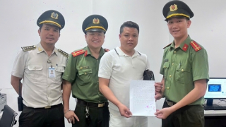 Cán bộ An ninh Hàng không  giúp du khách tìm túi xách thất lạc ở sân bay