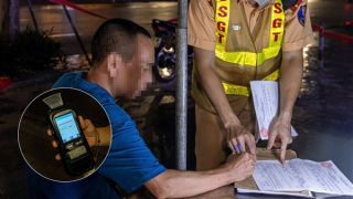 Kiểm tra nồng độ cồn, tài xế xe máy lý do “đi gần, uống ít”