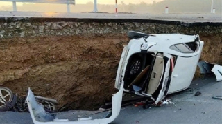 Cầu Hoà Bình vừa mới khánh thành đã sụt lún, xe ô tô chở 3 người gặp nạn