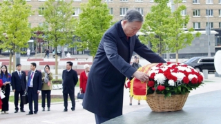 Tổng Bí thư Tô Lâm dâng hoa tưởng nhớ Chủ tịch Hồ Chí Minh và Tổng Bí thư Lê Duẩn tại Moskva