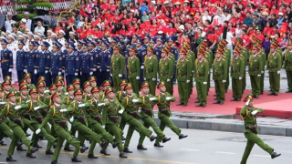 Hàng vạn người dân đội mưa xem duyệt đội ngũ, diễu hành chào mừng Ngày giải phóng Hải Phòng