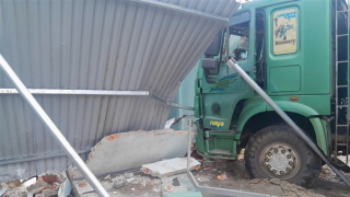 Ô tô tải tông sập nhà dân khiến hai cháu bé thương vong