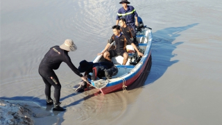 Tìm thấy thi thể công nhân điều khiển máy móc đất bị nước cuốn trôi