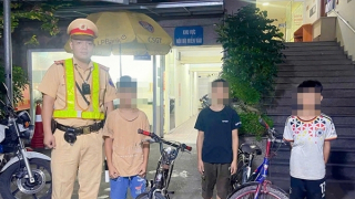 Rủ nhau đi chơi rồi bị lạc, 3 anh em được CSGT giúp đỡ