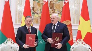 Tổng Bí thư Tô Lâm và Tổng thống Aleksandr chứng kiến lễ ký các văn kiện hợp tác giữa Việt Nam - Belarus