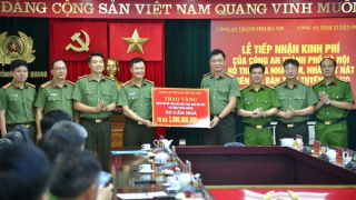 Công an Hà Nội trao tặng 3 tỷ đồng giúp Tuyên Quang xóa nhà tạm, dột nát