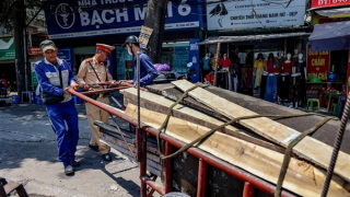 Cảnh sát xử lý “hung thần” xe tự chế trên đường phố Hà Nội