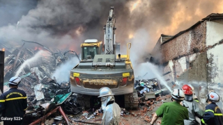 Hà Nội: cháy lớn tại phường Tây Mỗ, khói lửa nhấn chìm khu nhà xưởng