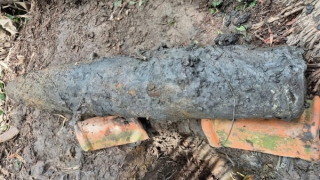 Xử lý thành công quả bom nặng gần 200kg dưới mương nước