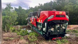 Xe khách giường nằm lật ngửa trên quốc lộ 55