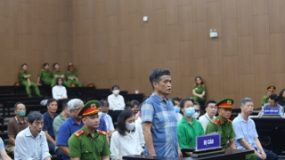 Cựu Tổng cục trưởng Tổng cục Địa chất và Khoáng sản nhận quà sinh nhật 500 triệu đồng