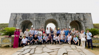 Đoàn PV báo chí tham quan thực tế Thành Nhà Hồ