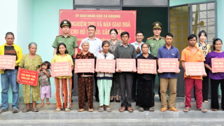 Công an Kon Tum bàn giao nhà cho các hộ nghèo