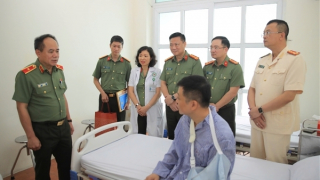 Giám đốc Công an TP Hà Nội thăm cán bộ bị thương khi chữa cháy