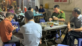 Đến từng nhà hướng dẫn người dân góp ý Dự thảo sửa đổi Hiến pháp trên VneID