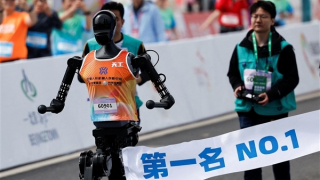 Trung Quốc trong cuộc đua robot hình người