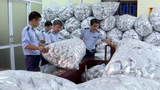 Phát hiện kho chứa 40.000 gói rong biển trôi nổi chuẩn bị tuồn ra thị trường