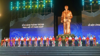 Khai mạc Lễ hội Làng Sen và khánh thành Tượng đài “Bác Hồ về thăm quê”