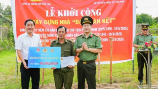 Công an TP Cần Thơ tặng nhà Đại đoàn kết tại huyện Phong Điền