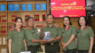 Trao tặng cuốn sách “Đảng bộ Lưu Chí Hiếu Trại 6B Côn Đảo – Ký ức và tự hào”