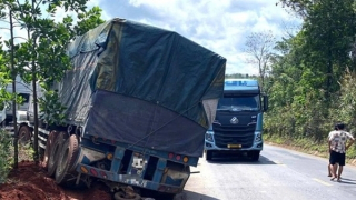 Xe container mất lái gây tai nạn, 7 người thương vong