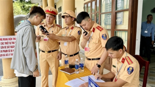 Quảng Bình: Thí sinh tự tin đo nồng độ cồn trước khi thi sát hạch