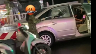 Mâu thuẫn vợ chồng, vợ dùng gậy đập vỡ kính chắn gió xe ô tô