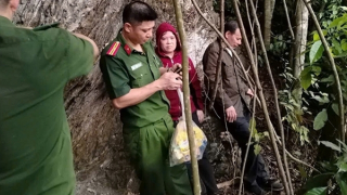 Công an Tuyên Quang băng rừng cứu đôi vợ chồng bị kiệt sức trên núi
