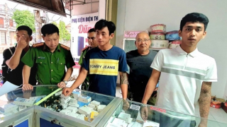 Bắt nhanh 2 đối tượng vào nhà thờ cướp tài sản