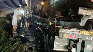 Va chạm với xe đầu kéo, Mazda CX5 biến dạng