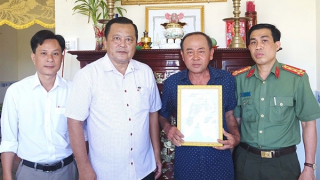 Công an tỉnh Cà Mau chung tay xoá nhà tạm, nhà dột nát