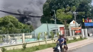 Dập tắt đám cháy lớn tại xưởng nội thất ở Hóc Môn