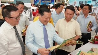 Triển lãm ảnh “Rạng rỡ tên Người” và ra mắt số báo Nhân Dân Cuối tuần đặc biệt