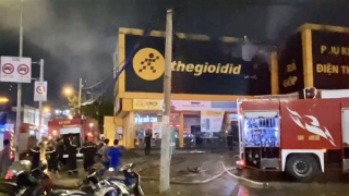 Lửa bùng phát, khách hàng tháo chạy khỏi cửa hàng Thế giới di động