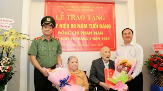 Trao huy hiệu 80 và 60 năm tuổi Đảng tặng vợ chồng đồng chí Phạm Mân