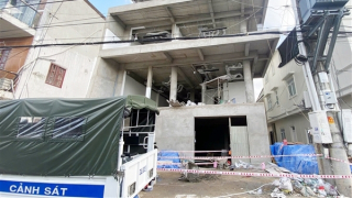 Xe rùa công trình rơi từ tầng 4, đè chết phụ hồ