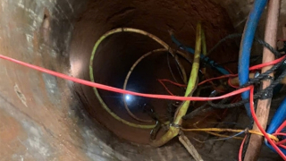 Con gái rơi xuống giếng, người cha lao xuống cứu con thì bị mắc kẹt