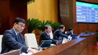 Quốc hội chốt bổ sung ngân sách để sắp xếp bộ máy và miễn học phí