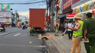 Xe tải tự trôi tông tử vong người chờ đèn đỏ