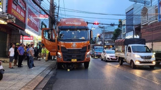 Tạm giữ hình sự tài xế dừng xe rút tiền gây tai nạn chết người