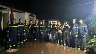 Cảnh sát PCCC & CNCH Công an TP Hà Nội giải cứu nhóm người mắc kẹt tại núi Hàm Lợn