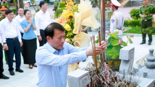 Bộ trưởng Lương Tam Quang dâng hương tưởng niệm Chủ tịch Hồ Chí Minh