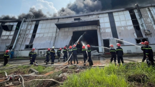 Hơn 100 Cảnh sát chữa cháy, cứu tài sản ở Công ty TNHH thiết bị và sản phẩm an toàn Việt Nam