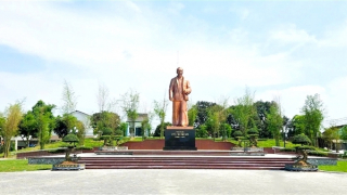 Khám phá nét độc đáo của công trình tượng đài “Bác Hồ về thăm quê”