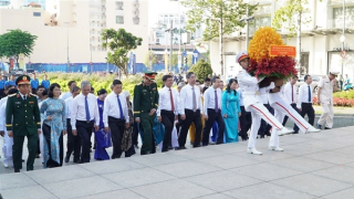Đoàn đại biểu TP Hồ Chí Minh dâng hương, dâng hoa tưởng nhớ Chủ tịch Hồ Chí Minh