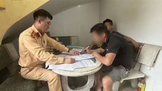 Xử phạt nghiêm chủ và tài xế xe tải để rơi sắt thép khiến cầu Chương Dương “tắc cứng”